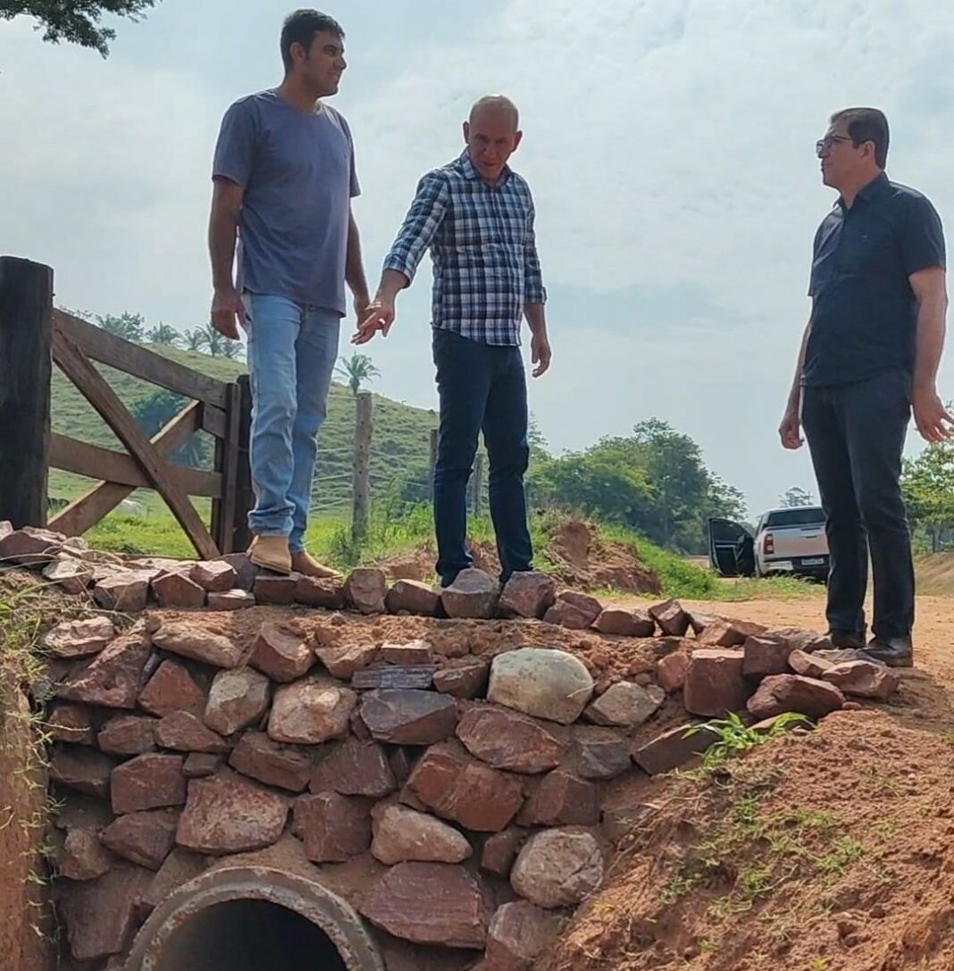Ezequiel Neiva inspeciona projeto para a melhoria da entrada de propriedades rurais em Corumbiara