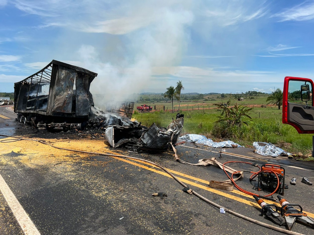 Grave acidente deixa pelo menos três mortos na BR-364 em Cacoal; rodovia está fechada