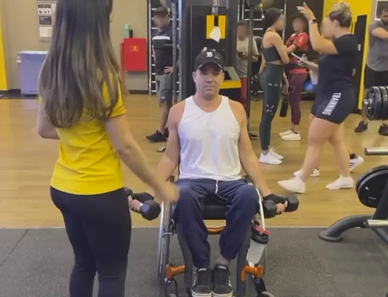 Aluno que ficou paraplégico após ser atingido por aparelho volta à academia