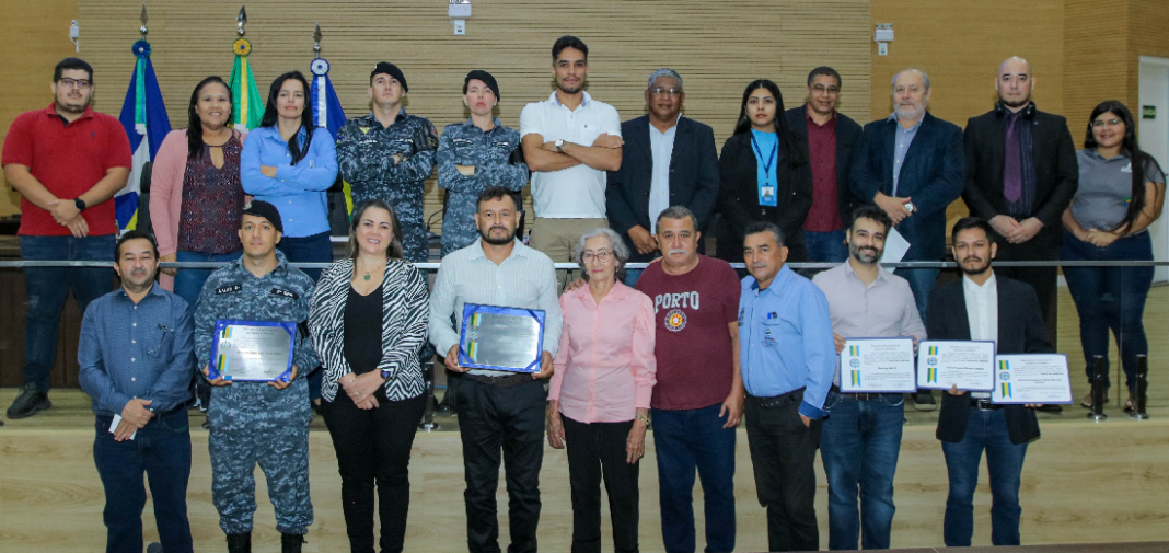 Cláudia de Jesus faz homenagem a policiais, advogados e a OAB Rondônia