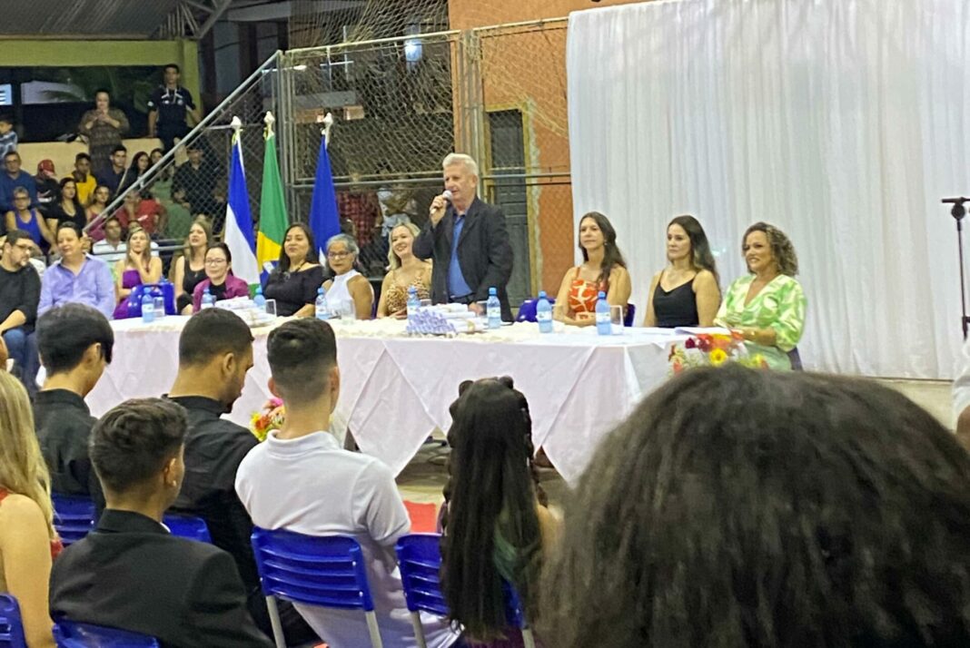 Governador e gestores escolares de Vilhena são homenageados durante formatura