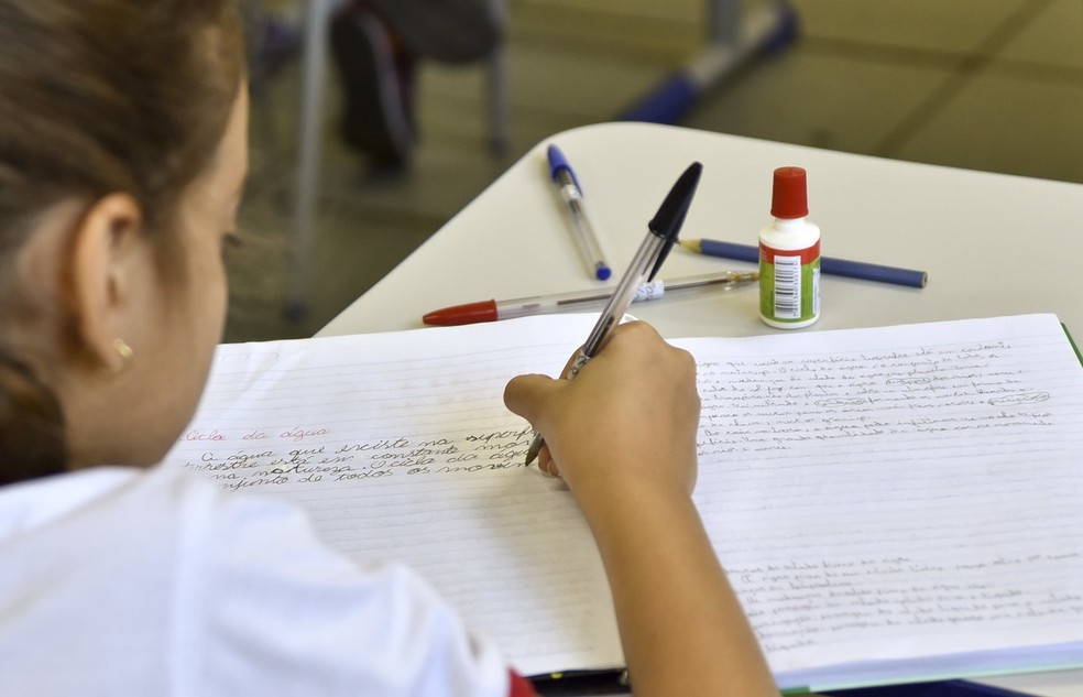 Brasil está nas últimas posições no Pisa 2022. Na imagem, uma criança na escola escreve em seu caderno. — Foto: Pillar Pedreira/Agência Senado