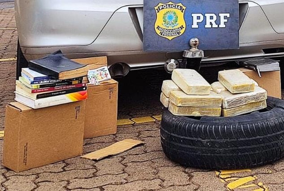 Com bíblias e panfletos religiosos no disfarce, falsos missionários são presos com cocaína dentro do pneu estepe — Foto: Polícia Rodoviária Federal/Divulgação