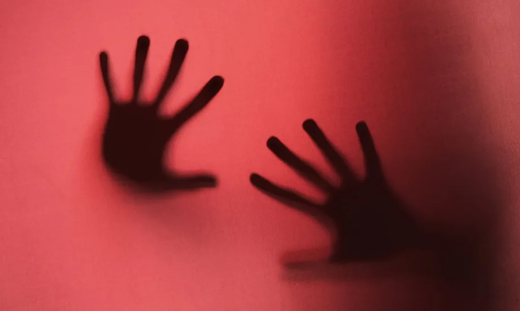 Mulher pede socorro em prontuário e marido é preso