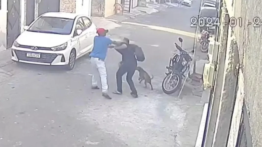 Vídeo: homens brigam na rua e se matam com a mesma arma