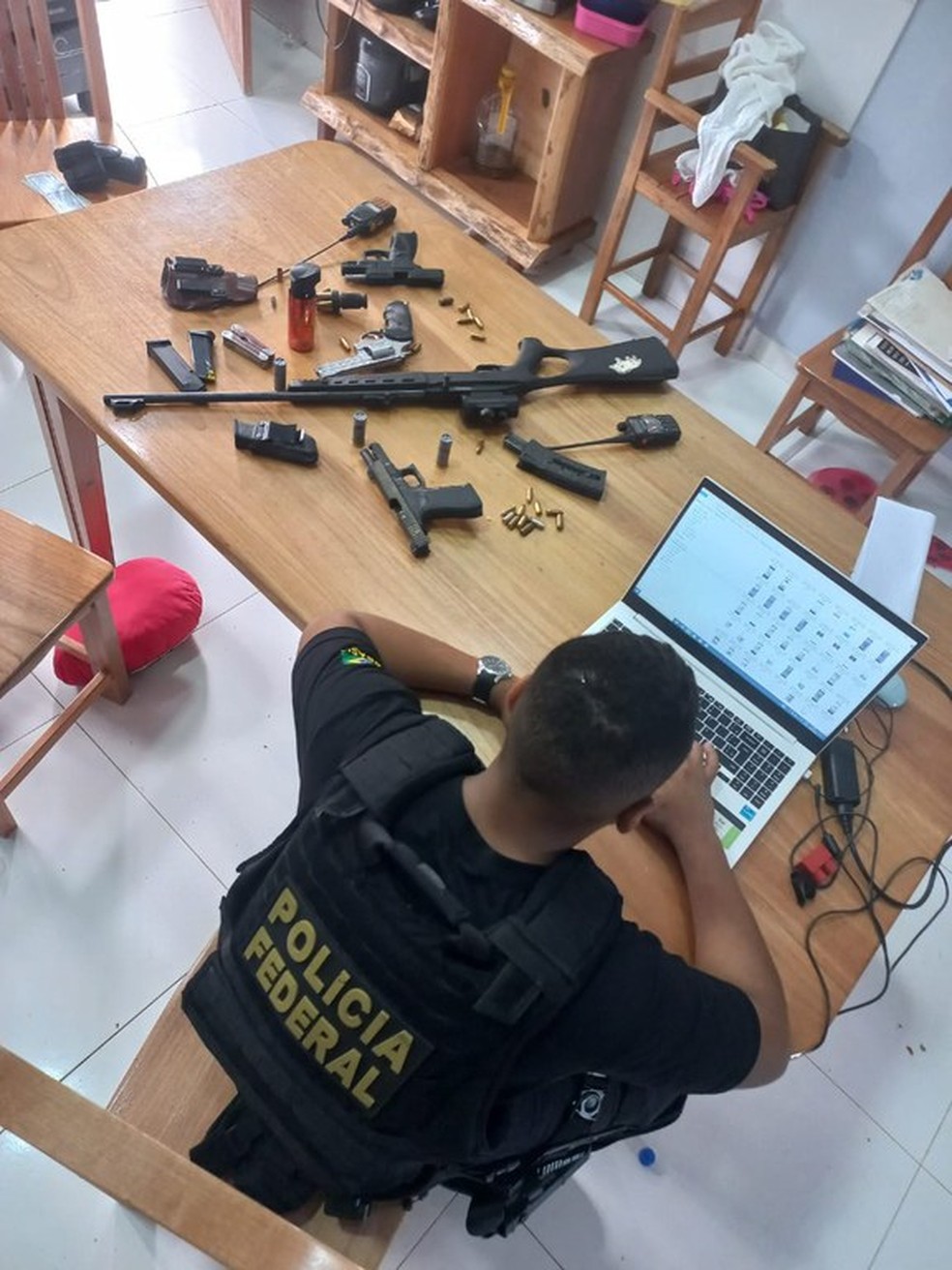 Agente da PF em mandado sendo cumprido na operação Regresso — Foto: PF/Reprodução