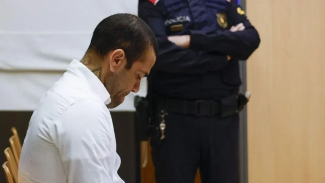 Daniel Alves é condenado a 4 anos e 6 meses por estupro