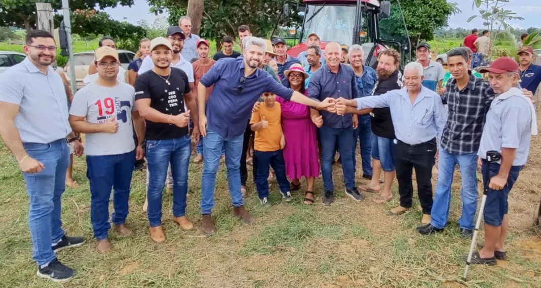 Ezequiel Neiva entrega trator agrícola e grade aradora para associação Família Agricola em Machadinho do Oeste