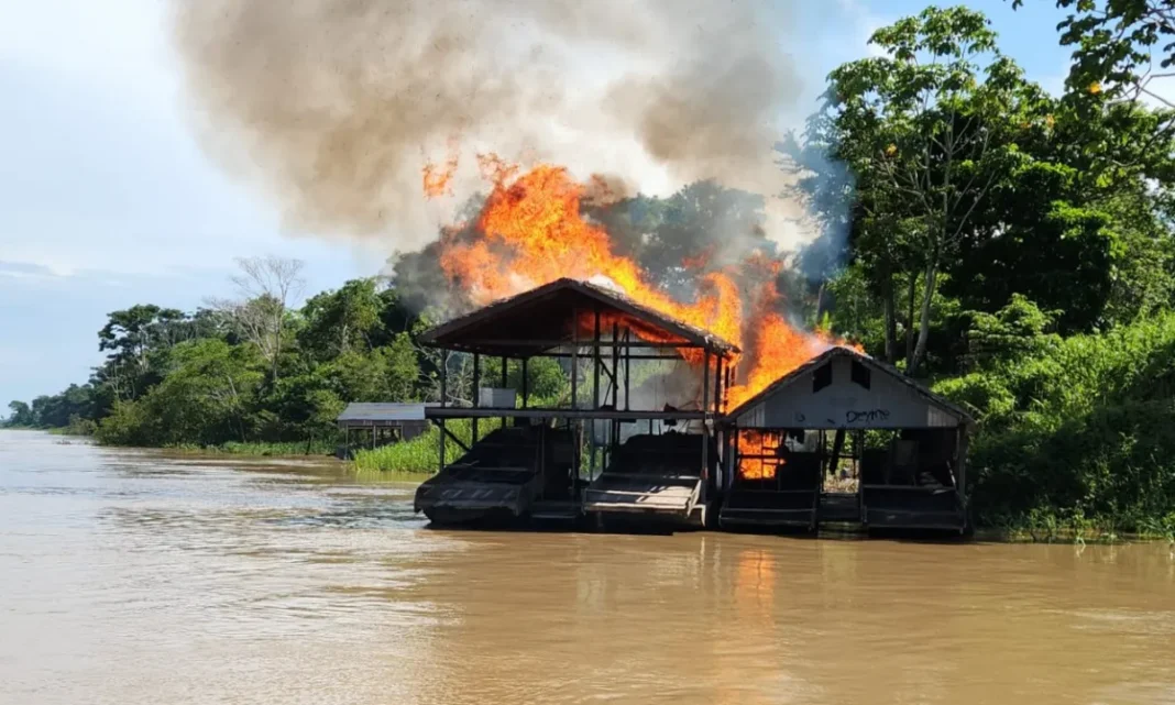 PF destrói 52 dragas e balsas de garimpo no rio Madeira e Lagoa Paraíso