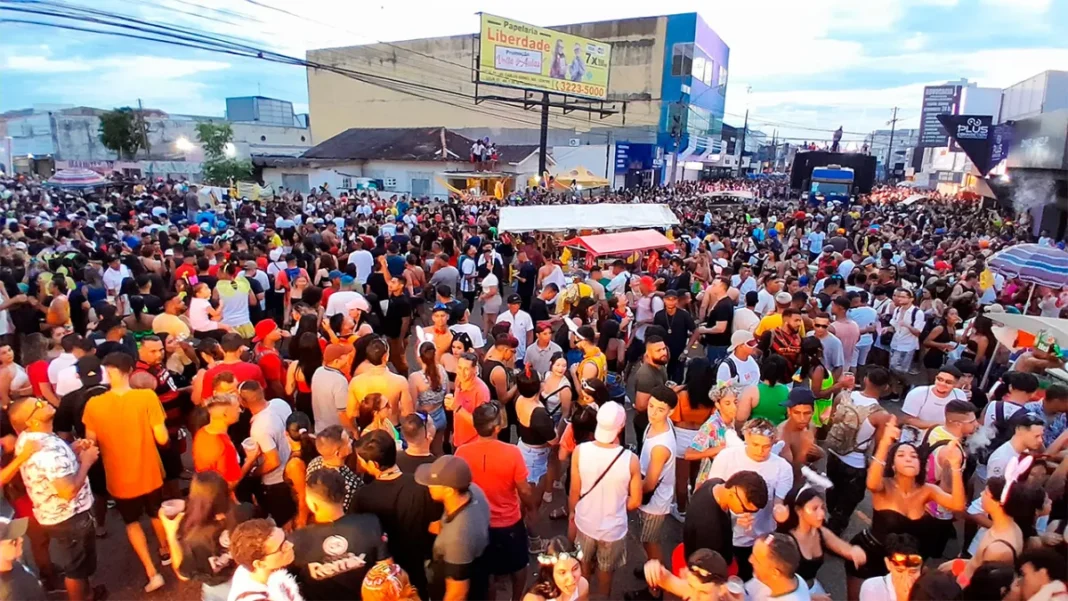 Sem grandes ocorrências policiais, Banda do Vai Quem Quer mantém tradição e leva mais 200 pessoas às rua de Porto Velho