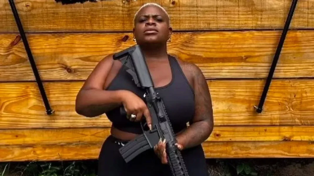 Cursando Direito, Jojo Todynho posa com fuzil e diz: ‘Essa futura delegada vai dar trabalho’