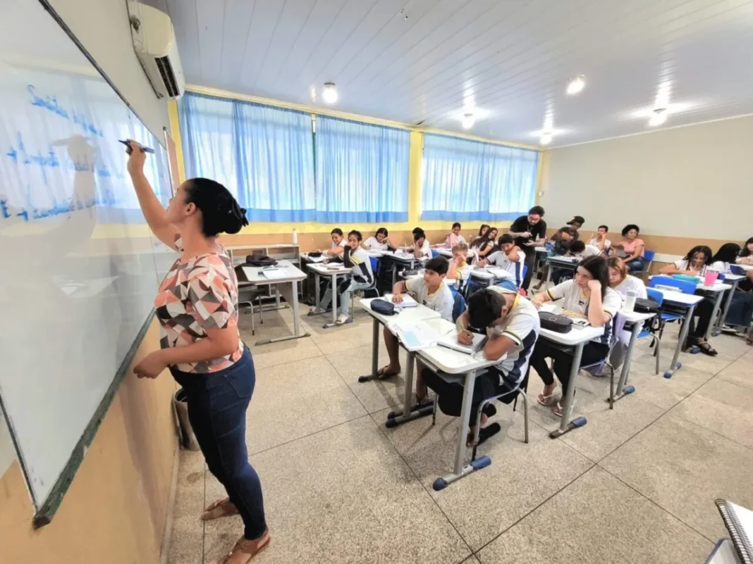Sintero cobra concurso para professores em Rondônia