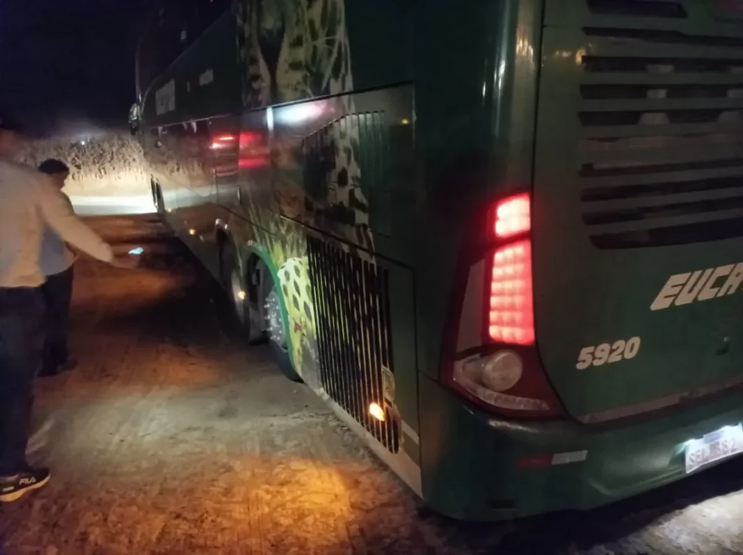 Ônibus da Eucatur é resgatado por guincho após cair em buraco na saída de Vilhena