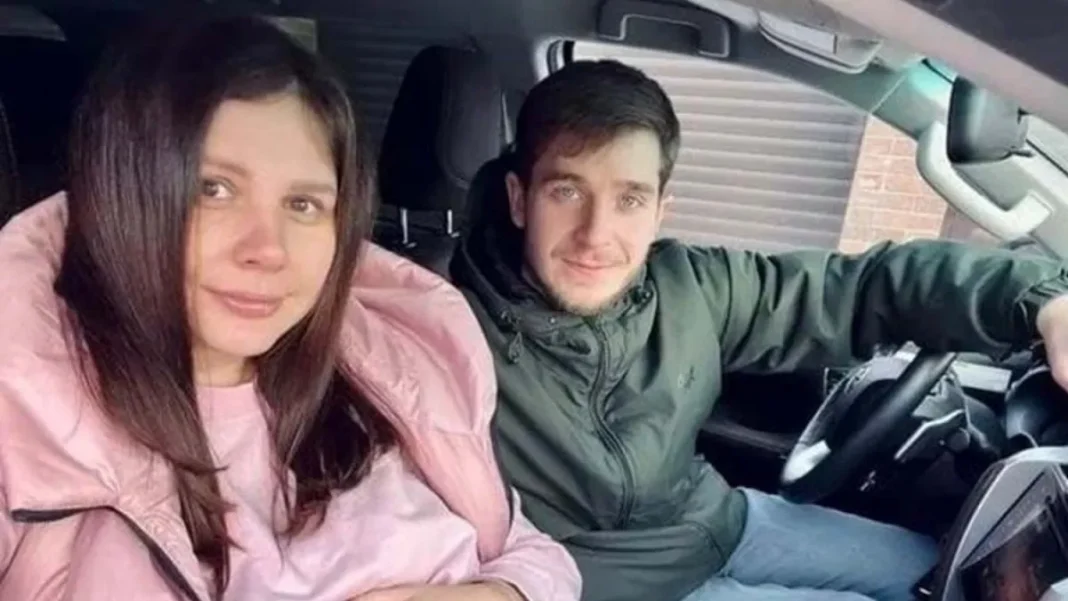 Influencer se casa com enteado que criou desde os sete anos