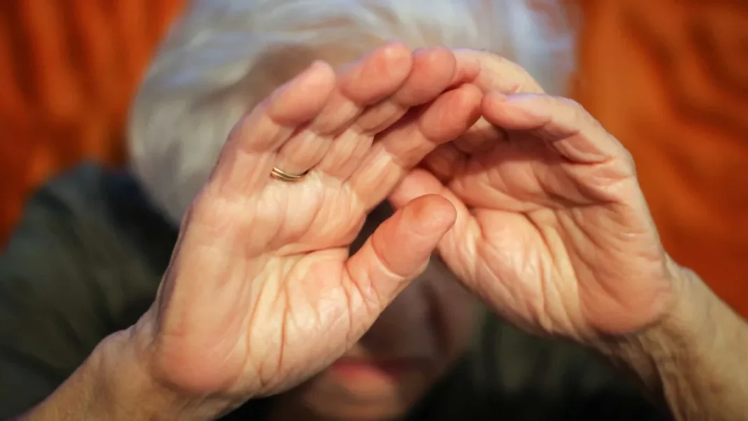 Em saída temporária, detento invade casa e tenta estuprar idosa de 89 anos