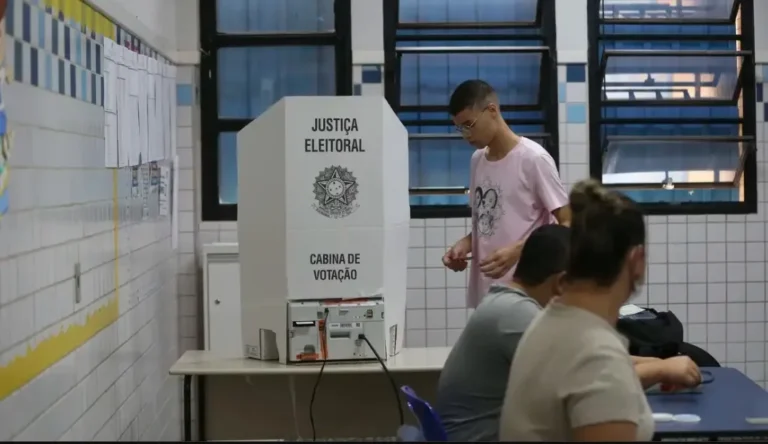 Por risco de eleitores sem votar, Lula aciona Justiça Eleitoral
