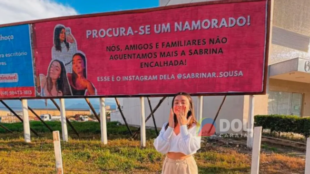 Encalhada, amigos e familiares procuram namorado para jovem e fazem apelo em outdoor