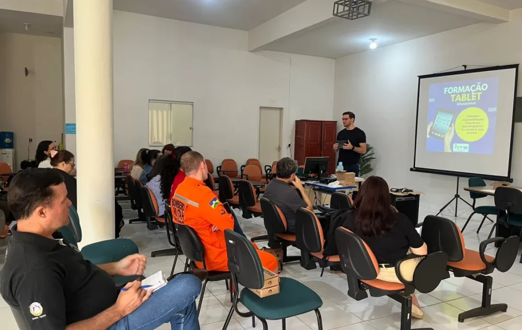 Coordenadoria de Educação realiza formação sobre uso do tablet educacional em Vilhena