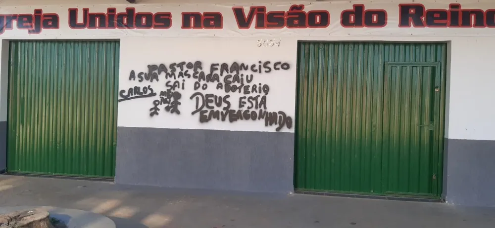 Pastor tem parede de sua igreja pichada em Rondônia: “sua máscara caiu, saia do adultério”