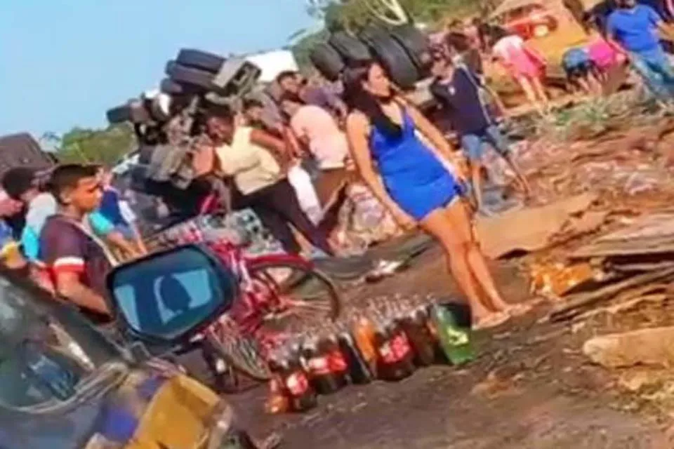 Carreta tomba com refrigerantes na BR-364; carga é saqueada