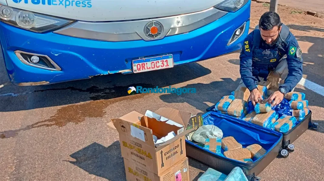 Em ônibus de turismo, PRF apreende 50 kg de drogas em Rondônia