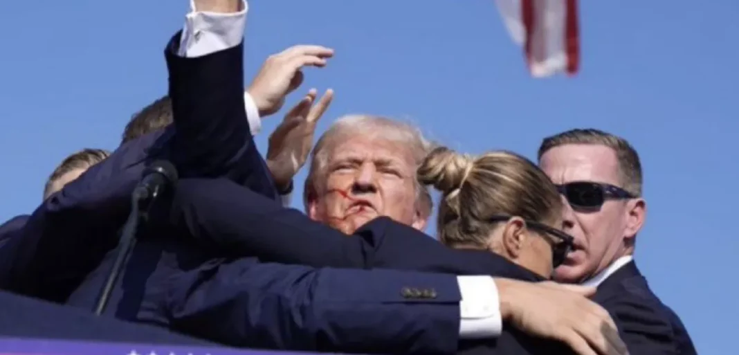 Trump aparece com sangue no rosto e com punho cerrado após suposto tiroteio em comício