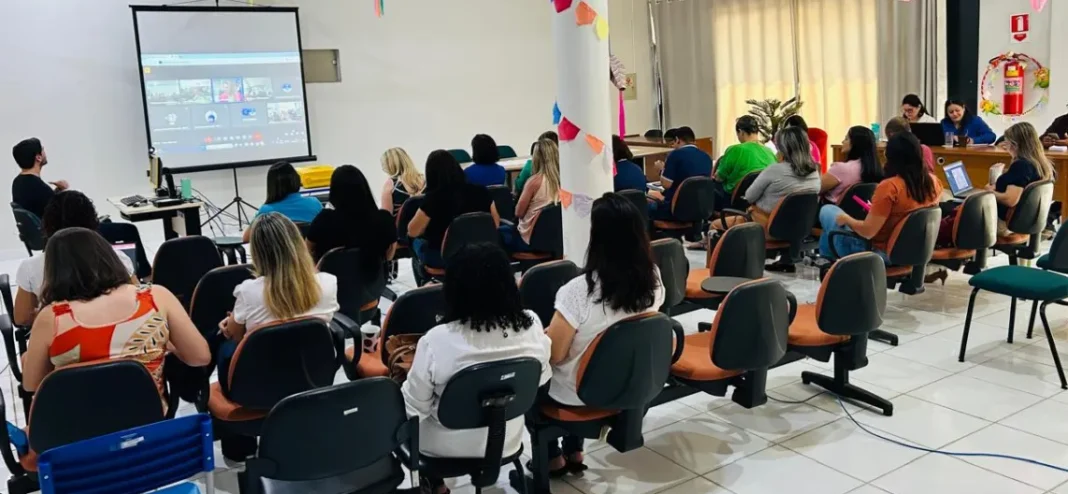 Secretária de Educação destaca avanços e desafios em reunião com gestores escolares e superintendentes regionais