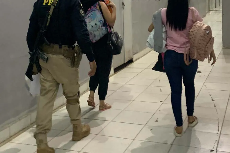 Jovens são presas com droga durante abordagem na BR-364