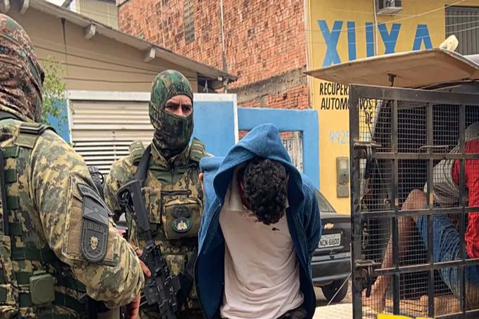 Bando é preso com submetralhadora e drogas em RO