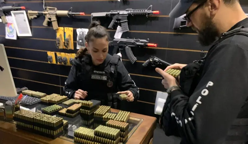 Polícia fecha clube de tiro usado para lavagem de dinheiro