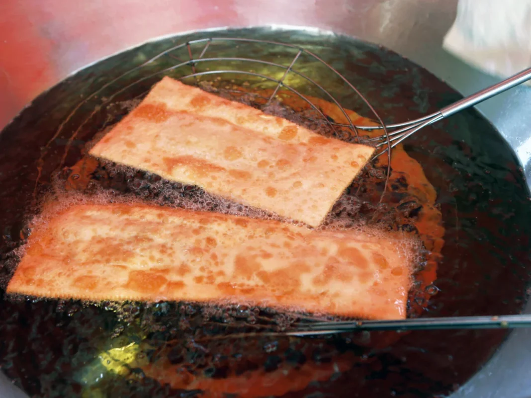 Cliente reclama da demora e é atacada com óleo quente em barraca de pastel