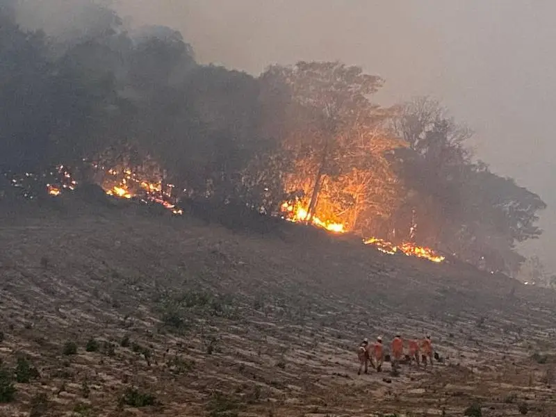 Chuva fina cai em Vilhena, mas fumaça das queimadas persiste e agrava crise ambiental