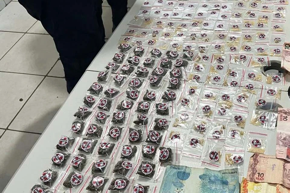 Adolescente é flagrado com mais de 200 porções de drogas em Rondônia