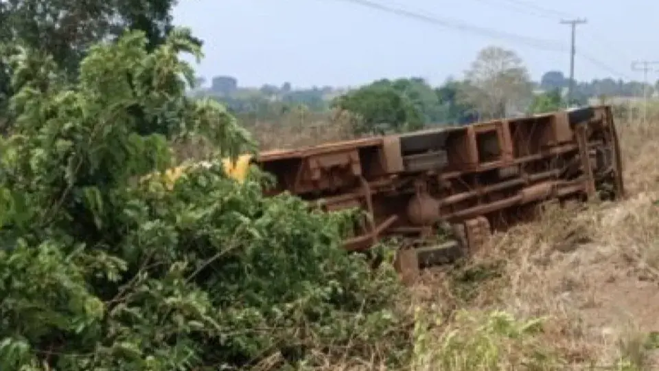 Ônibus escolar com 36 alunos tomba em cidade de RO