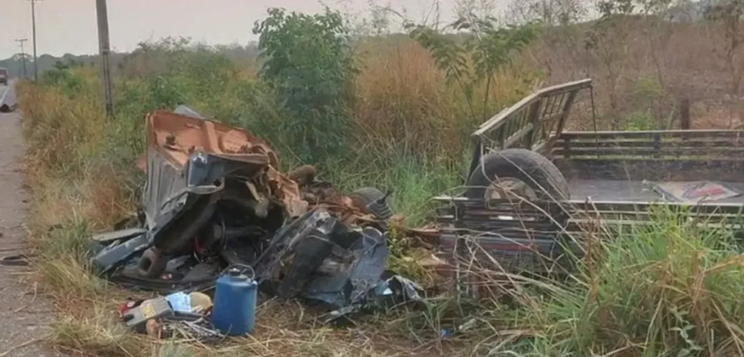 Motorista morre em acidente e irmão mata sobreviventes a tiros