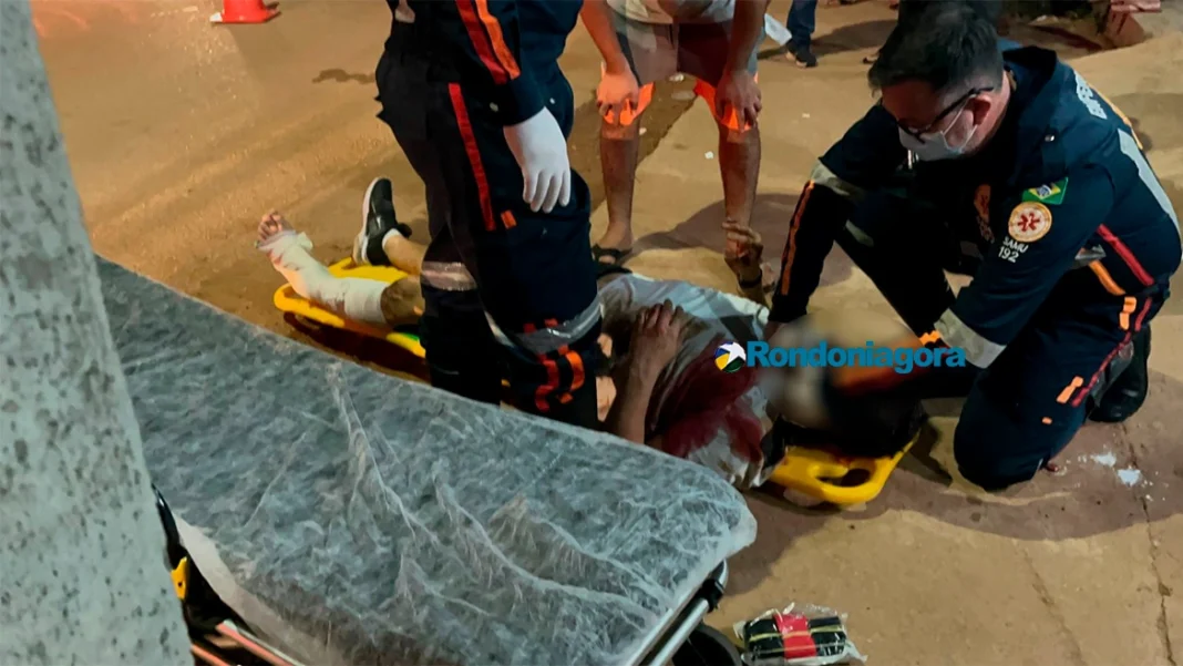 Motorista de aplicativo fica gravemente ferido após reagir a assalto e pular de carro em movimento