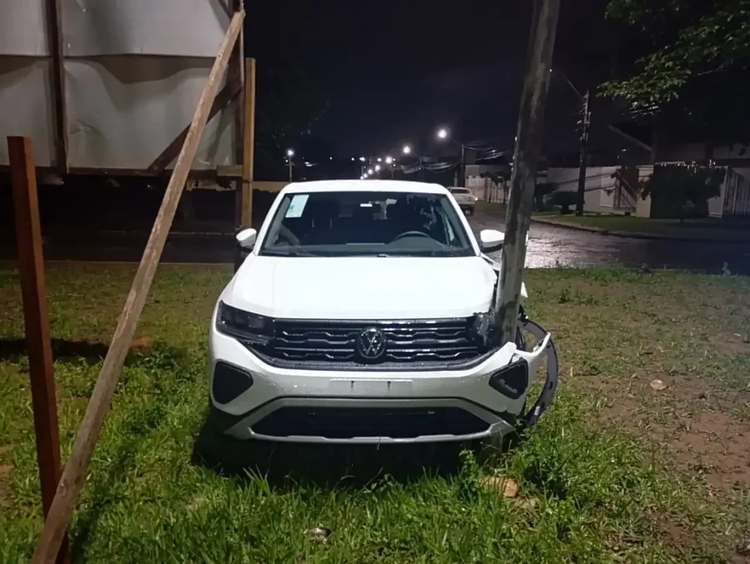 Carro colide com placa em rotatória próximo à Unir de Vilhena