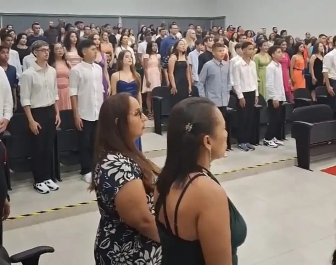 Escola Luiz Carlos forma 150 estudantes do 9º ano em Vilhena