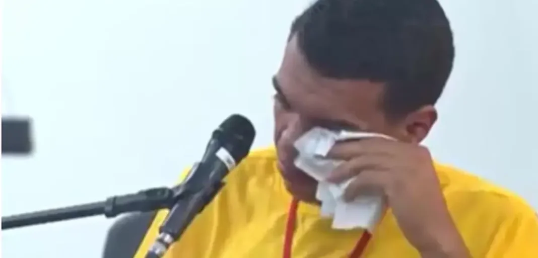 PM que jogou homem de ponte chora em audiência e diz que apenas tentou levantá-lo do chão