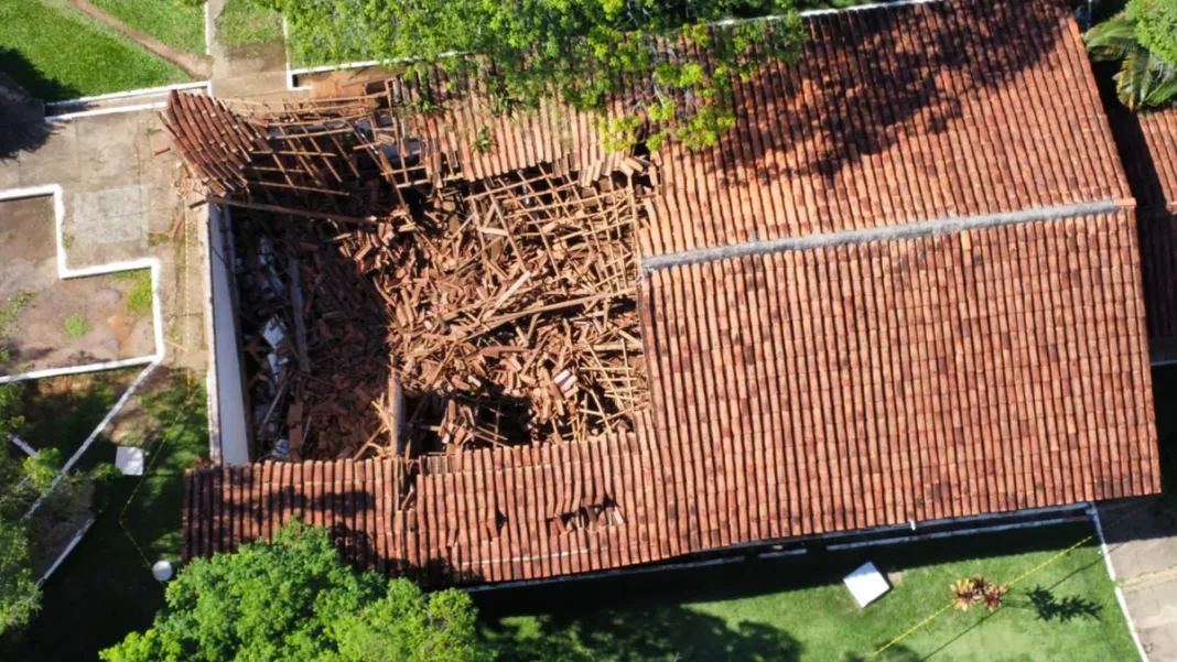 Telhado da Prefeitura de Vilhena desaba; equipe técnica avalia danos
