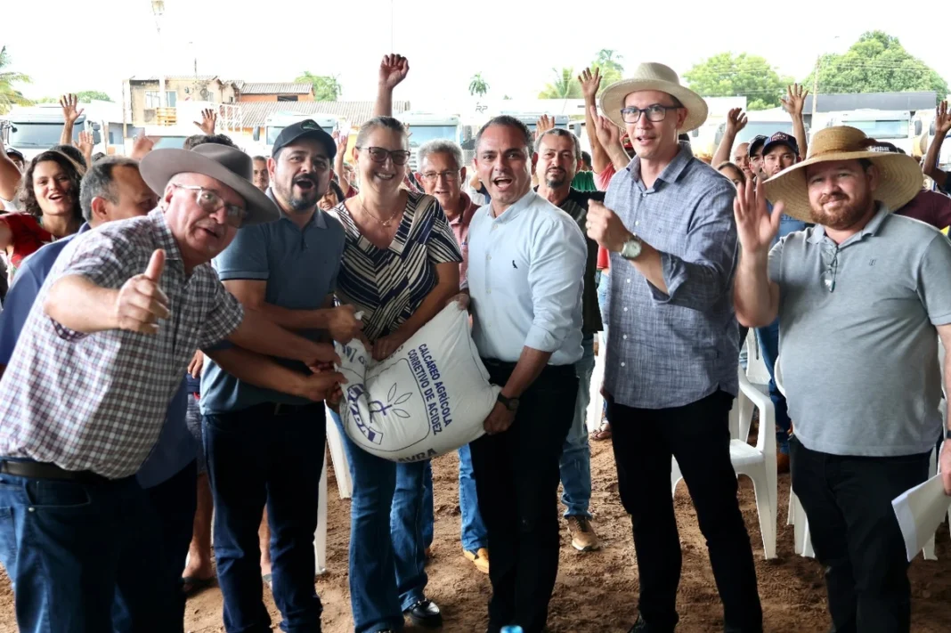 Vice-governador entrega calcário e equipamentos agrícolas em Vilhena