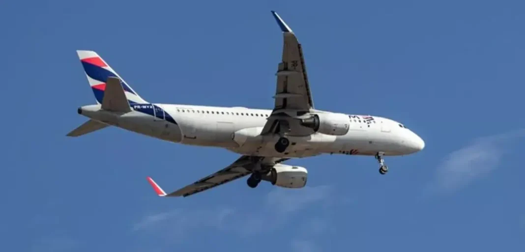 Avião da Latam faz pouso forçado