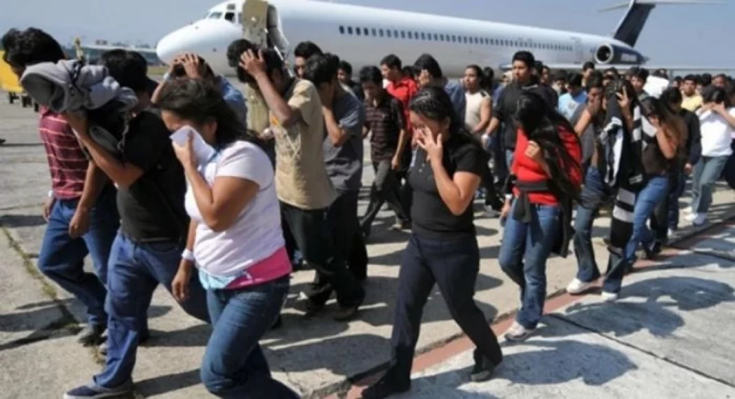 Trump não reconhece cidadania de filhos de imigrantes e começa deportação em massa