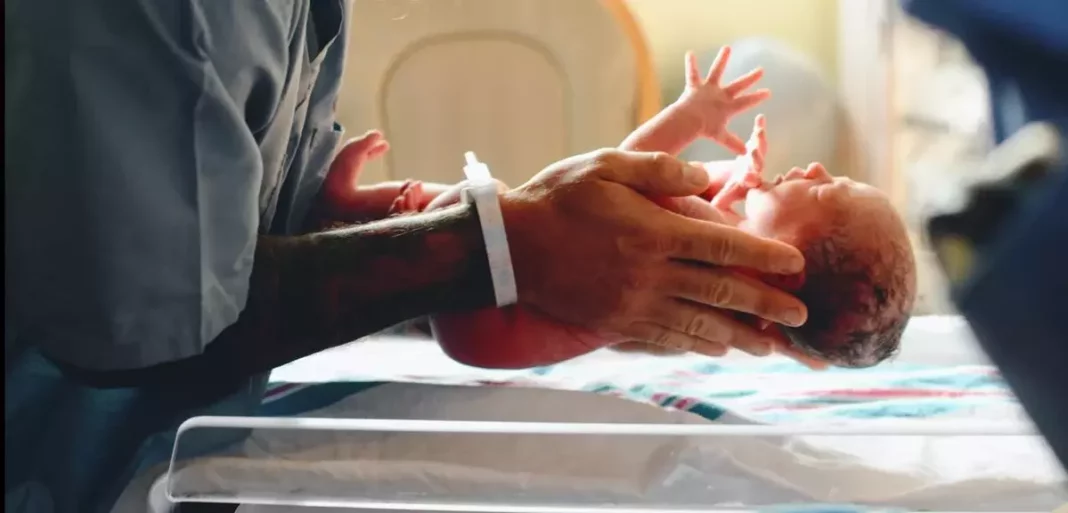 Mulher finge gravidez por nove meses, rouba recém-nascido em hospital e faz festa para ‘celebrar chegada’