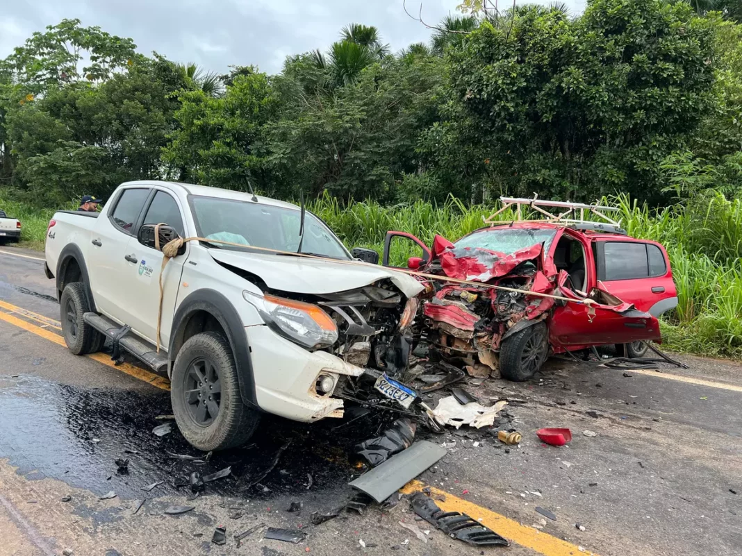 Rondônia: caminhonete de prefeitura se envolve em acidente na BR 364