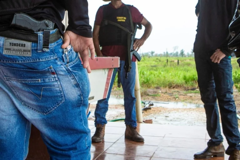 Homem é preso por filmar mulheres por baixo da roupa