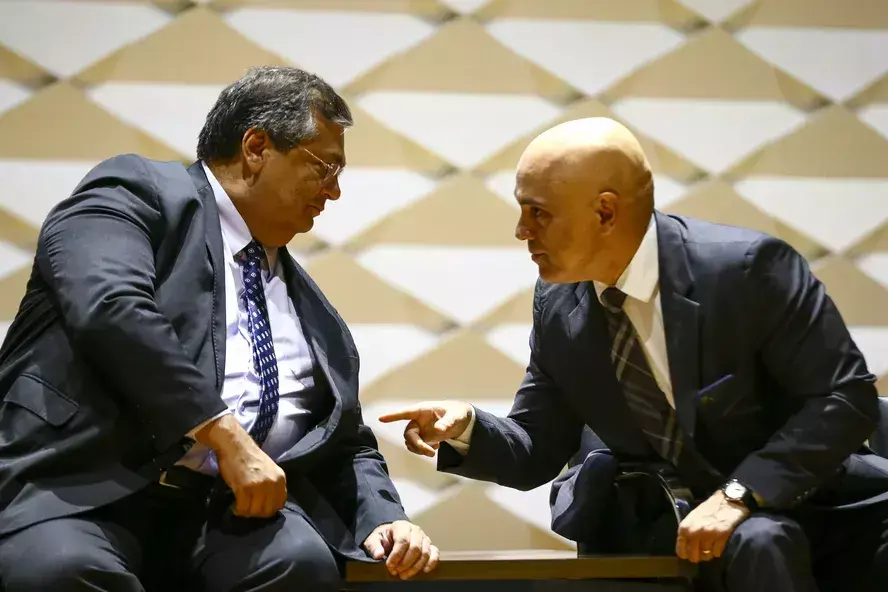 Dino defende Moraes de ameaça dos EUA e brinca: “Pode ir para Carolina, no Maranhão”