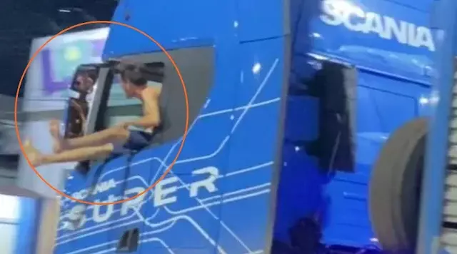 Motorista é flagrado dirigindo carreta sentado na janela em Juína (MT)