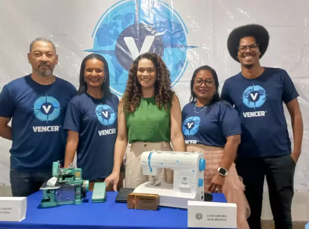 Luana Rocha entrega kits profissionais para concluintes do Programa Vencer em Vilhena