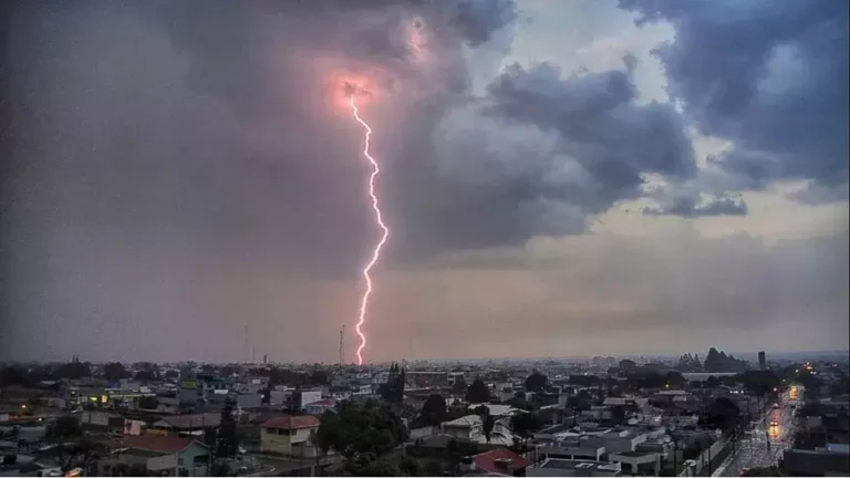Quarta-feira com trovoadas e pancadas de chuva em RO